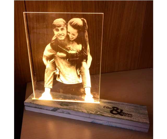 Lámpara Personalizada con Foto Diagonal: Regalo Original con Luz LED y Base de Madera 0 (0)
