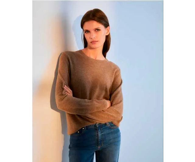 Mujer vestida con un Jersey de cahsmere