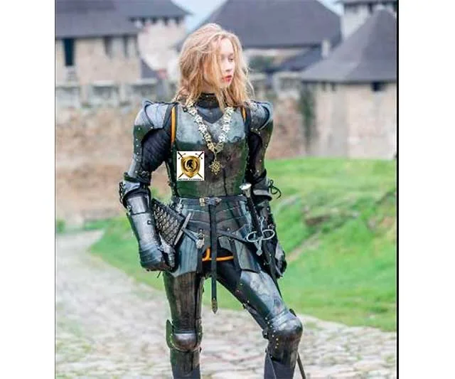 Armadura medieval de acero enegrecido