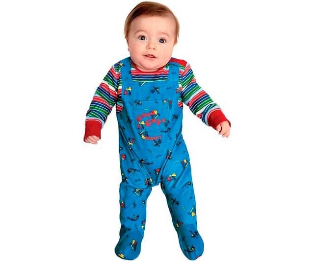 Bebe vestido con el drifraz de Chucky, el muñeco diabólico