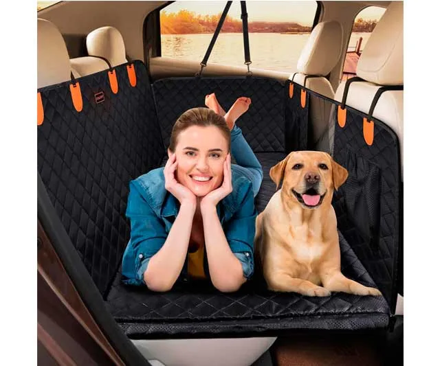 Mujer y su perro tumbados en el asiento de atrás de su coche encima de un protector de asientos traseros para perros