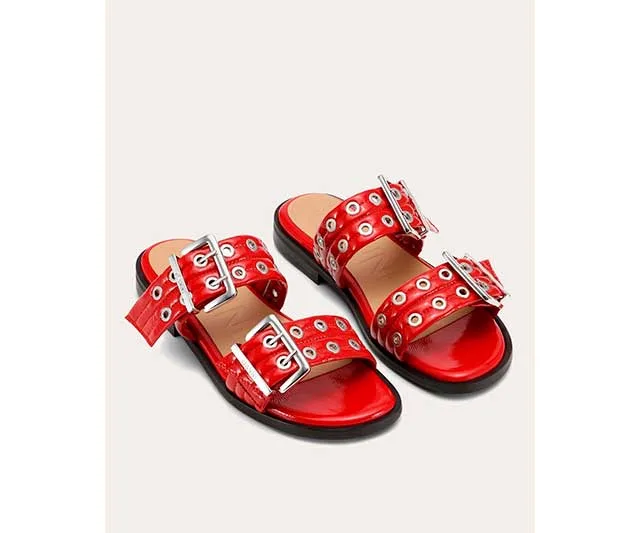 Sandalias planas de charol en color rojo de Ganni