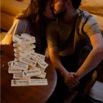 pareja con juego erótico de fichas de madera